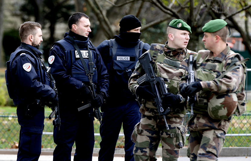觀光景點艾菲爾鐵塔附近在巴黎攻擊案後第二天戒備森嚴，左邊三人為隸屬國家警察特勤隊...