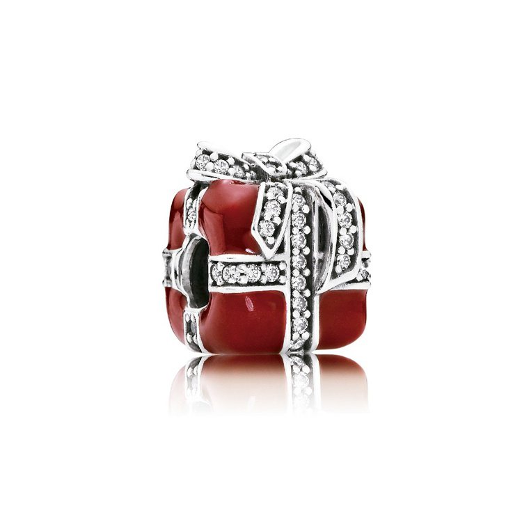 PANDORA經典紅色禮盒鋯石純銀串飾，2,980元。圖╱PANDORA提供