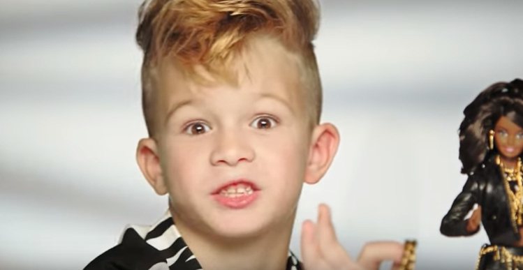 Moschino 芭比電視廣告小男孩超搶鏡。圖／擷取自youtube