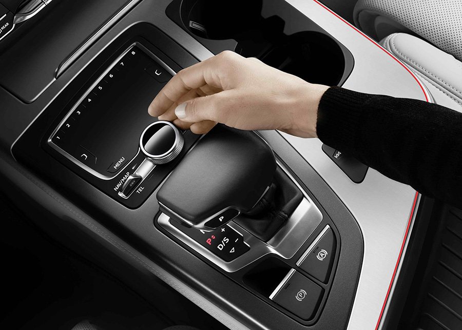 Audi Q7將「大型MMI觸控手寫板含8組記憶鍵功能」列入配備項目中，觸控手寫...