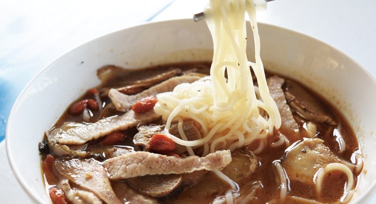 冬天裡來碗松阪豬手工麵線最好吃啦，加一點枸杞就可以點亮菜色、更有風味。