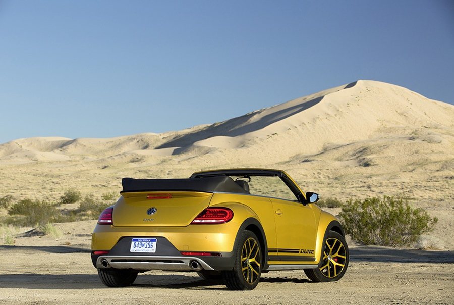 Beetle Dune共九個不同的車身顏色可選擇，全新的車色是「沙塵暴金屬黃」和...