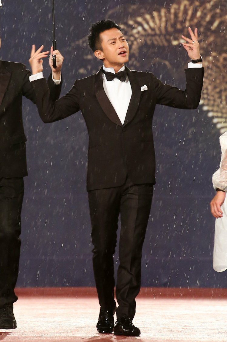 第五十二屆金馬獎晚間登場，以「烈日灼心」入圍最佳男主角獎的鄧超（中）走紅毯。圖／攝影中心