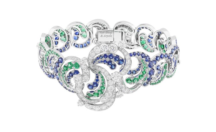 Apsyrtides白K金手環，鑲嵌鑽石、祖母綠和藍寶石。圖／梵克雅寶提供