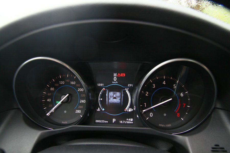 全車系皆採雙圓潛望式儀錶組設計，搭配5吋中央顯示幕。 記者敖啟恩／攝影