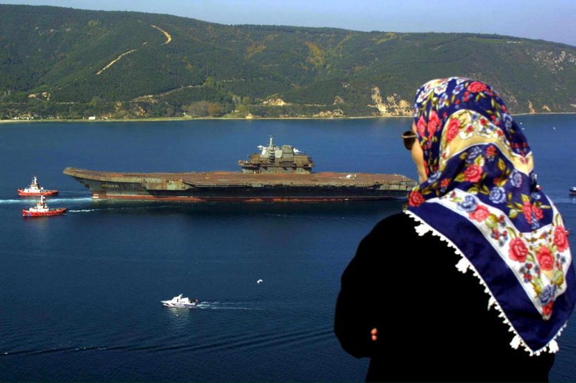 2001年中國向烏克蘭購買的航空母艦經過靠近伊斯坦堡的伊斯坦布爾海峽。圖／歐新社...