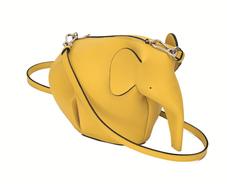 黃色牛皮大象斜背包 NT$41,000。圖／LOEWE提供