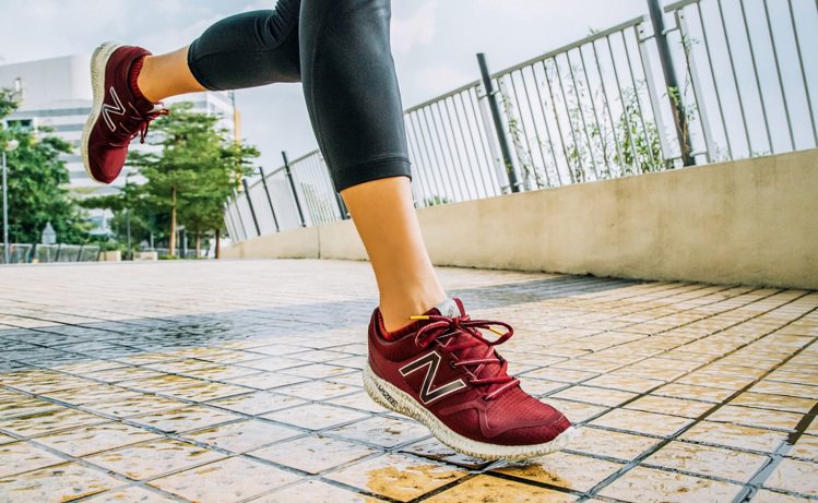 New Balance 在台北馬拉松前夕推出專業Vazee Coast跑鞋， 男款2,850元，女款2,750元。圖／New Balance提供