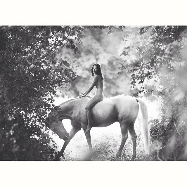法國模特兒Elisa Meliani在IG上傳多張裸身騎馬寫真。圖／擷自instagram