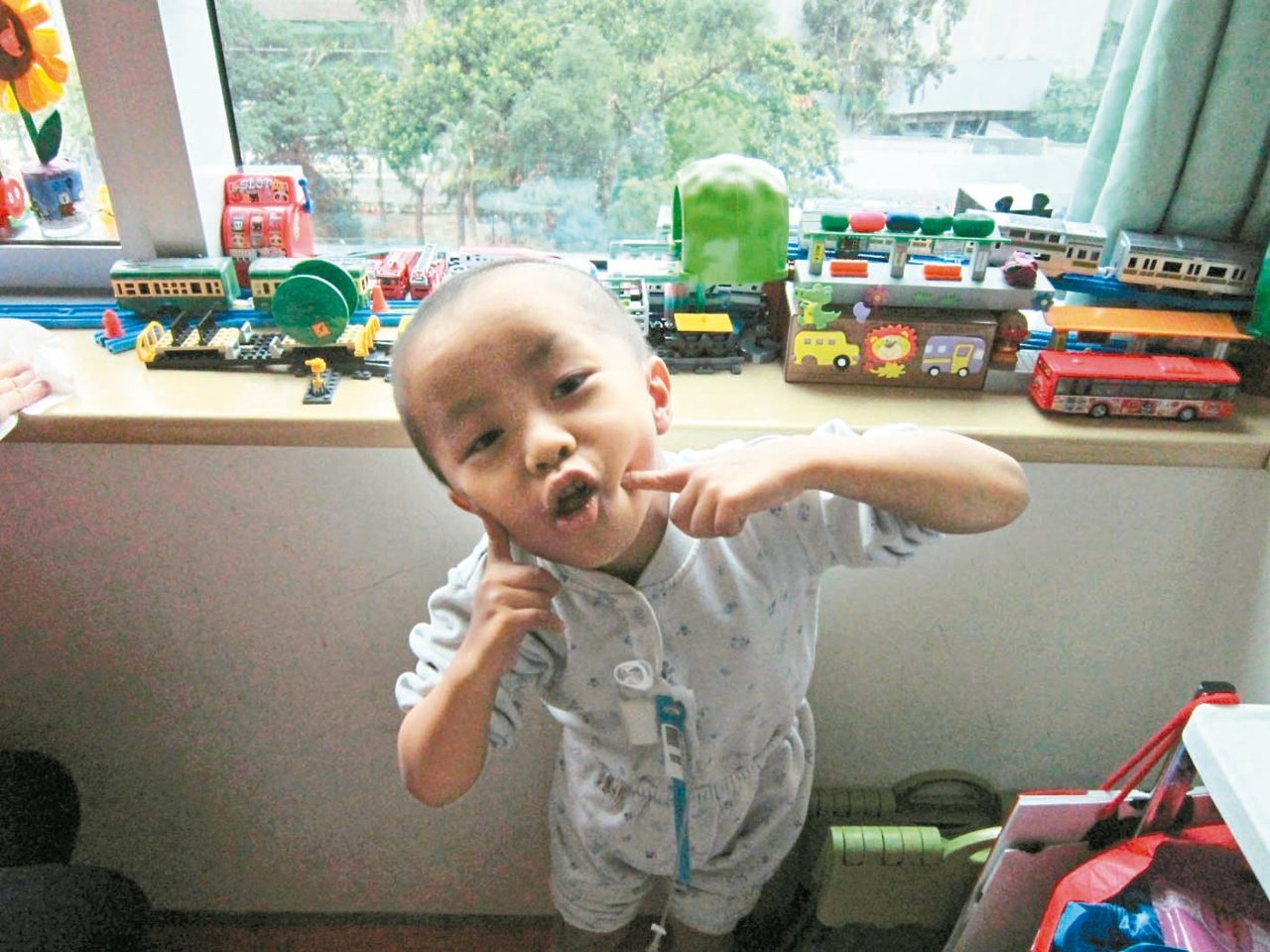 5歲的謙恩以醫院為家接近3年，最喜歡研究火車，今天將擔任列車長圓夢。