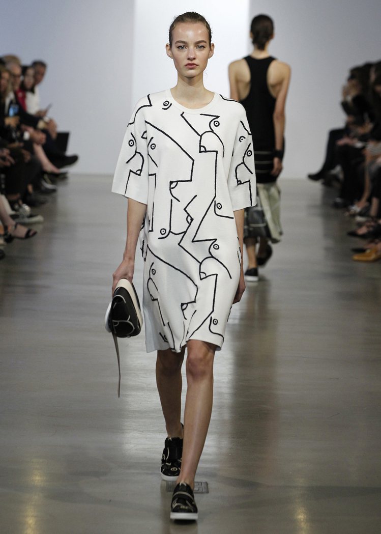 Calvin Klein明年早春新裝，以神秘「太空文」詮釋未來風。圖／Calvi...