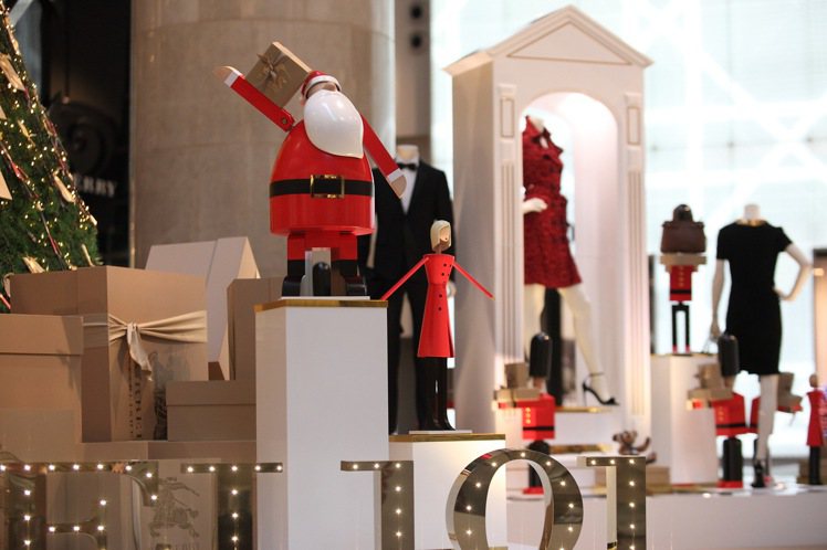 Burberry 今年耶誕節與台北101購物中心攜手合作，在品牌旗艦店所在的101購物中心四樓都會廣場世界之環設置高達12公尺的耶誕樹，迎接佳節來臨。圖／Burberry提供