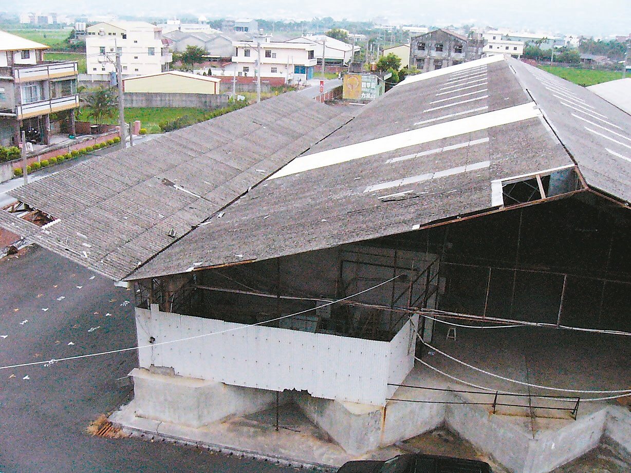 早期，以石綿瓦鋪蓋的屋頂，隨處可見，但其拆除時所揚起的石綿纖維若吸入人體，可能造成傷害。