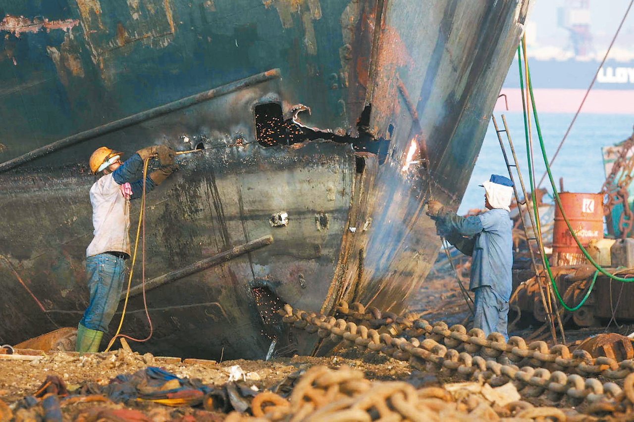 預防石綿潛伏體內造成傷害，台灣職安團體希望勞動部針對以往從事拆船、造船、建築等相關行業退休勞工，安排健康檢查追蹤。
