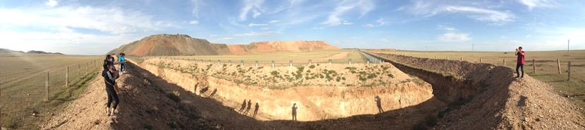 內蒙古自治區包頭市達茂旗石寶鐵礦公司的廢土集中區。採礦過程中不需要的廢土會被沙石...