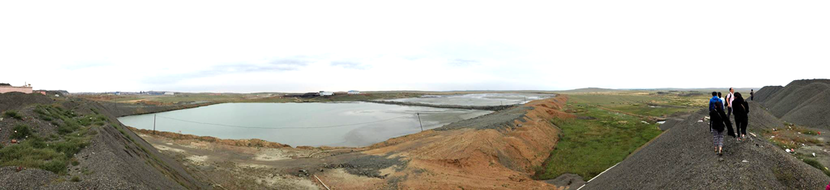 內蒙古自治區包頭市達茂旗石寶鐵礦公司的廢水處理區。洗礦後的廢水會被排到這裡來，通...