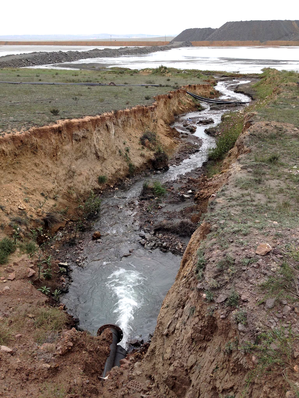 內蒙古自治區包頭市達茂旗石寶鐵礦公司的洗礦廢水被排放到政府向牧民征收的土地上。圖...