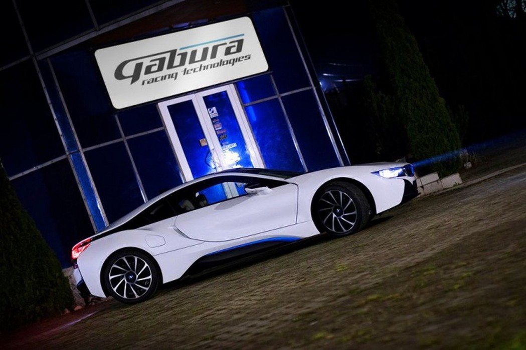 搭載4.4升V8雙渦輪引擎，配上6速序列式手排變速箱，使其最大馬力一舉提升至800hp， 摘自Gabura Racing Technologies