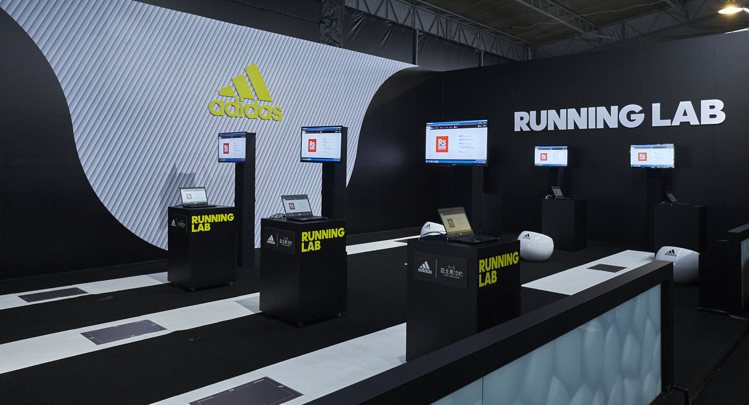 adidas在台北馬拉松前夕推出跑步博覽會，以專業儀器協助跑者挑選合適跑鞋。圖／adidas提供