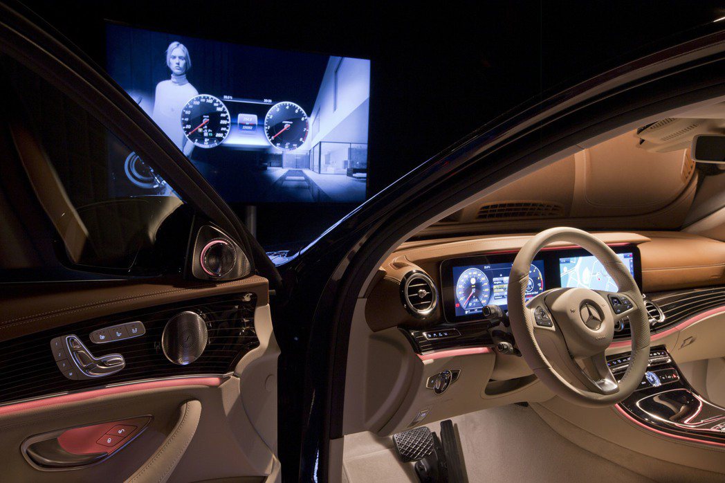 M.Benz原廠曝光新一代E-Class的內裝照，讓車迷先睹為快！ 摘自M.Be...