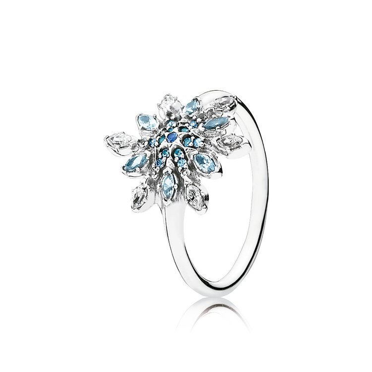 PANDORA雪花藍水晶純銀鋯石戒指，2,580元。圖╱PANDORA提供