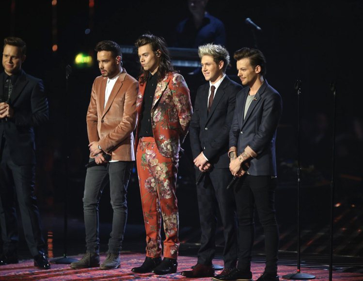 男孩團體一世代的 Harry Styles（左三） 在 X Factor Fin...