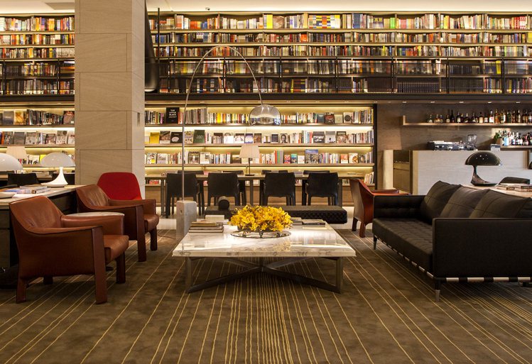 提供有手工咖啡和各式飲品的一樓「大廳書房The Lounge」，也是誠品行旅的一大亮點，裡頭藏書超過5000本，據說都是誠品書店賣到只剩下最後一本的書籍。圖／誠品行旅提供