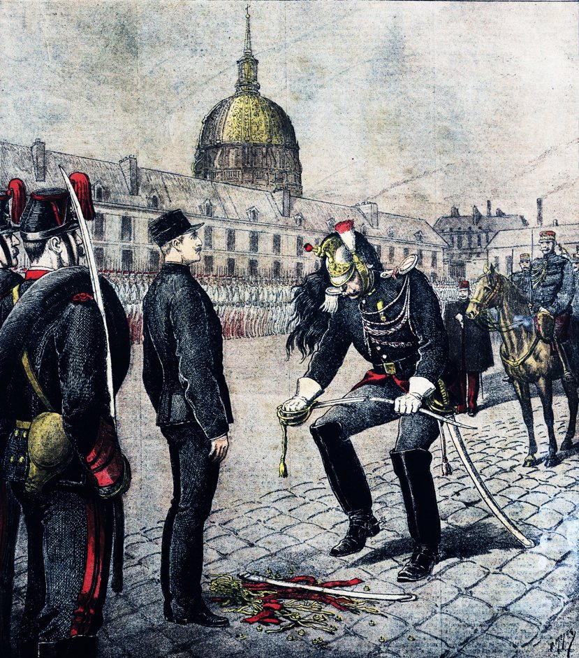 1895年1月15日，德雷弗上尉（圖中）被軍方判處「有罪」之後，在巴黎軍事學校的...