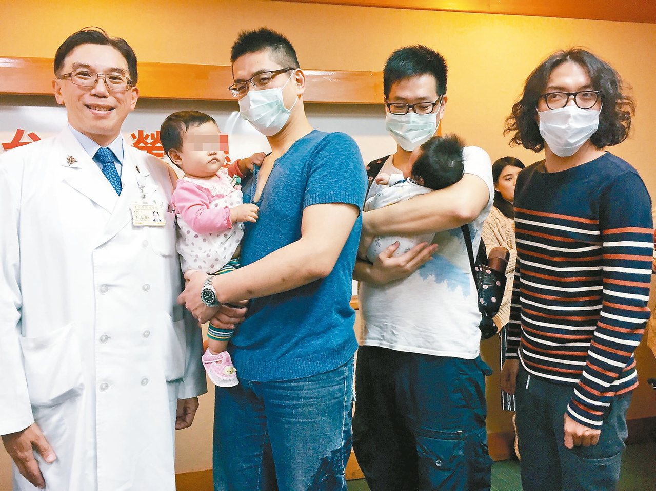 三位無精症爸爸在台北榮總泌尿部男性生殖科主任黃志賢（左一）協助下，透過顯微手術在睪丸找到精蟲，分別成功生下寶寶、成為人父。<br />記者鄧桂芬／攝影