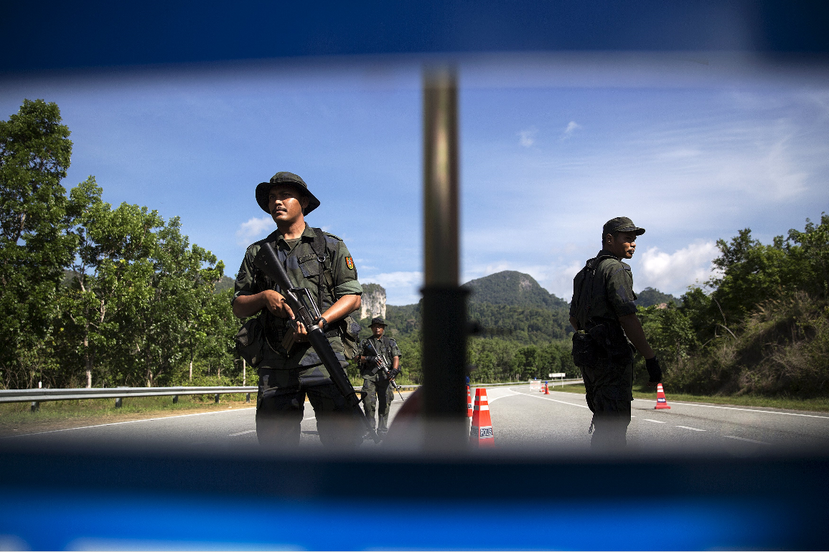 泰國－馬來西亞邊境的巡邏軍警。 圖／路透社