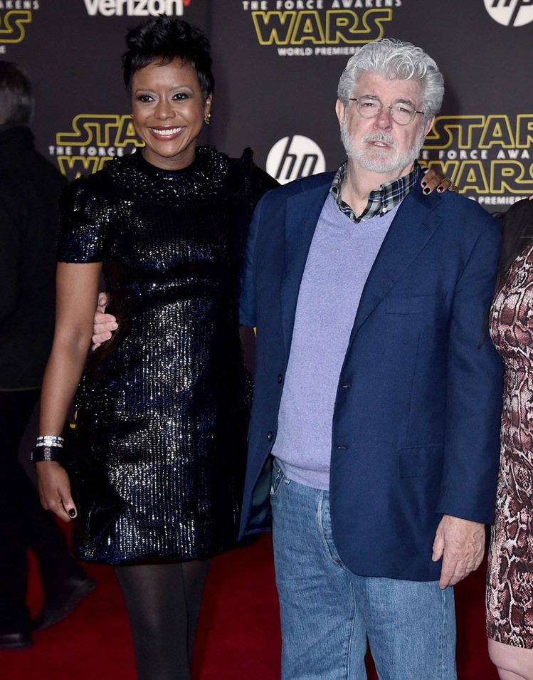 1977年自編自導創造《星際大戰》系列電影的大導演魯卡斯（George Lucas），偕妻子Mellody Hobson走紅毯，接受星戰迷的歡呼。圖／美聯社
