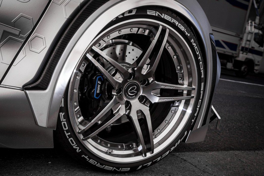 輪胎採用21吋BBS雙肋五幅式鍛造鋁圈，搭配Pirelli P Zero高性能跑...