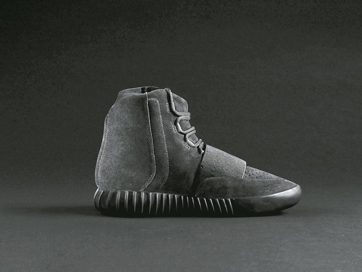 造成排隊搶購的YEEZY鞋，黑色麂皮款 。 圖／adidas Originals提供