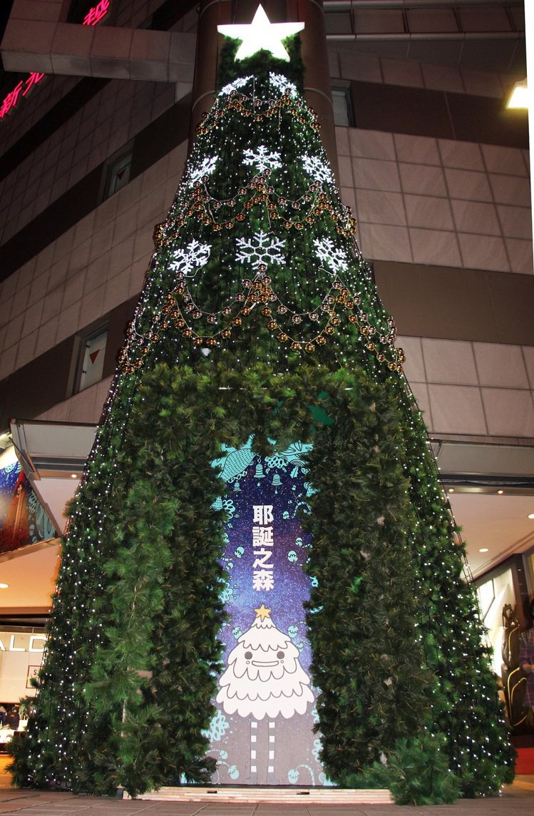 新光三越台北南西店三館耶誕魔法森林，與拍照軟體合作吸引自拍族。圖／新光三越提供