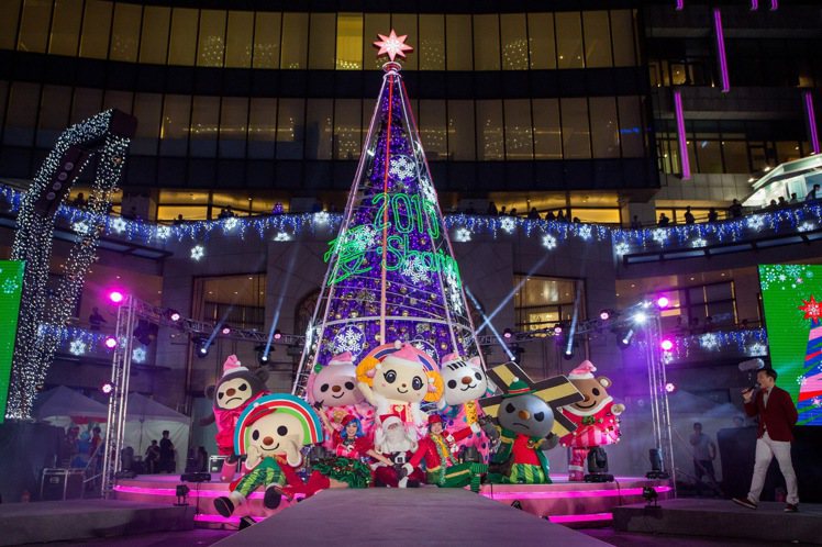 統一集團以愛與分享為主題的「愛‧Sharing」耶誕系列活動，在台北統一阪急打造兼具聲光效果的六大主題燈區及紫色耶誕主樹Purple wish。圖／統一阪急提供