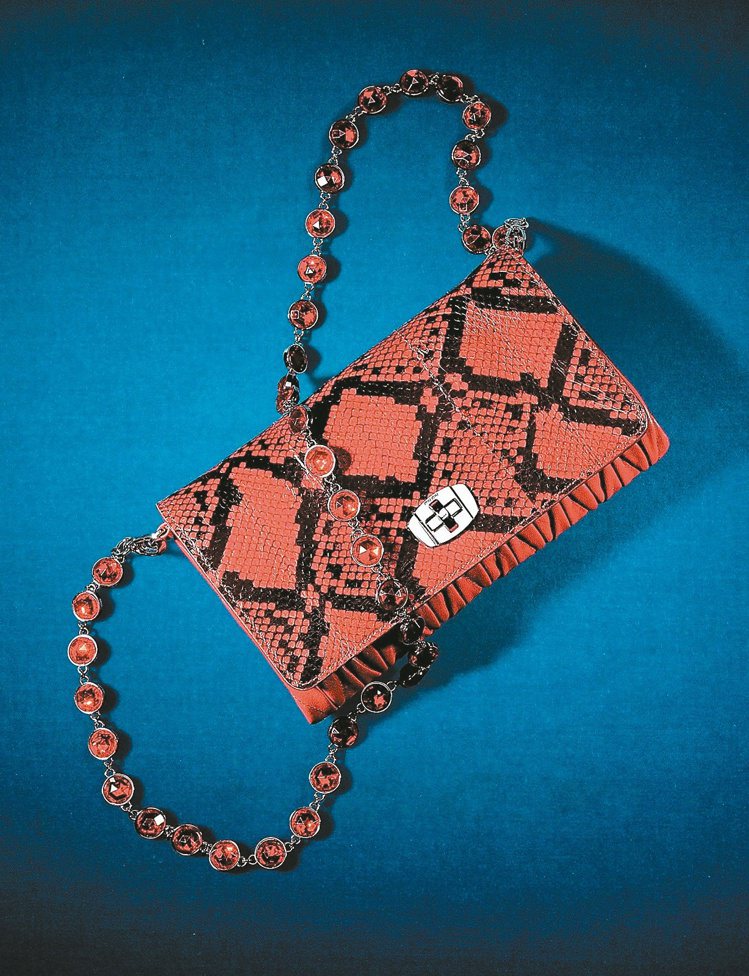 MIU MIU紅色水蛇皮革水晶鍊帶包，45,500元。 圖／業者提供