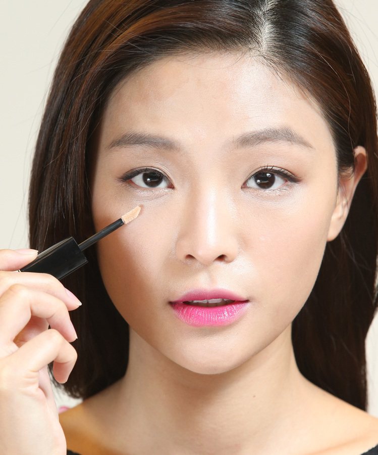 韓劇女主角金泰希的彩妝示範，步驟一。記者林澔一／攝影
