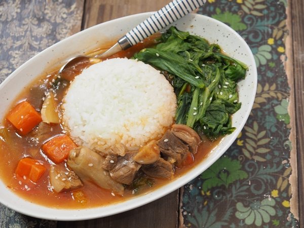 勾芡過的煲湯，做成燴飯，搭配點青菜，營養滿點。