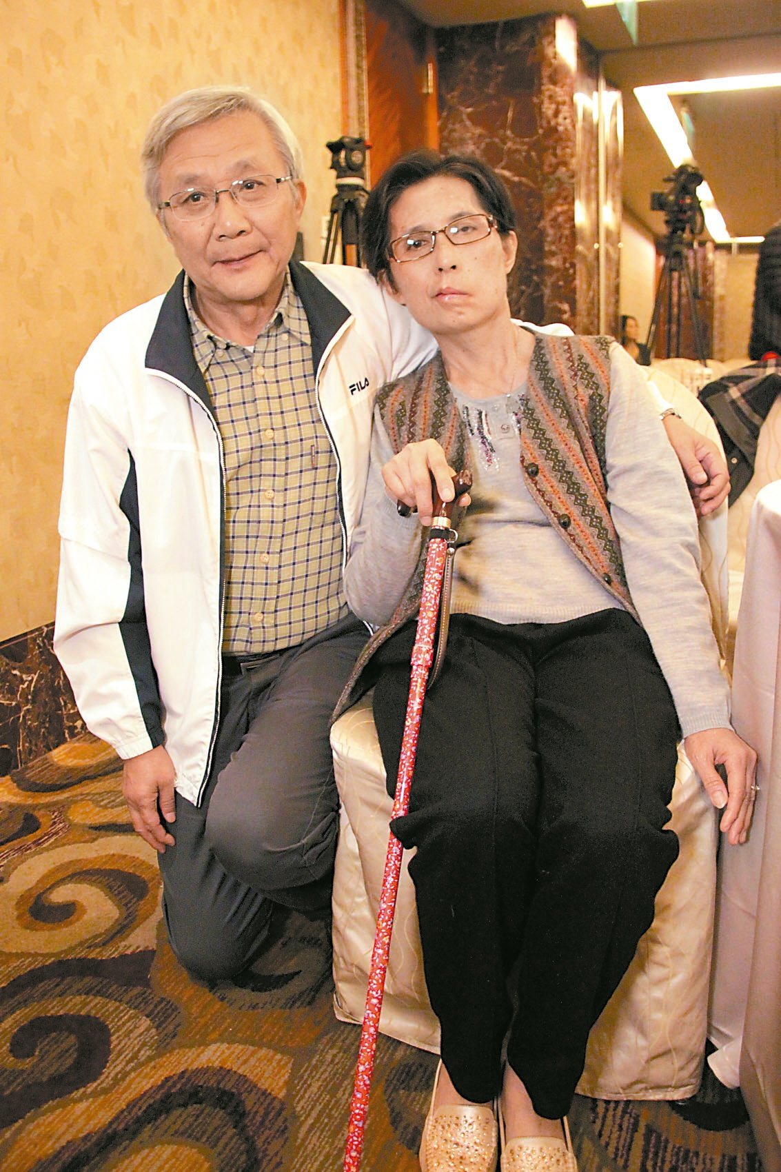 五十九歲的黃秀麗（右）十年前才剛診斷出紅斑性狼瘡，又發現左腦腫瘤。