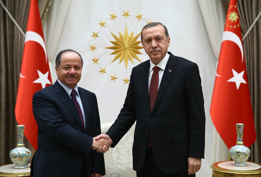 互利共生：伊拉克北部庫德自治區總統巴贊尼（左）與土耳其總統艾爾多安（右）。圖／美...