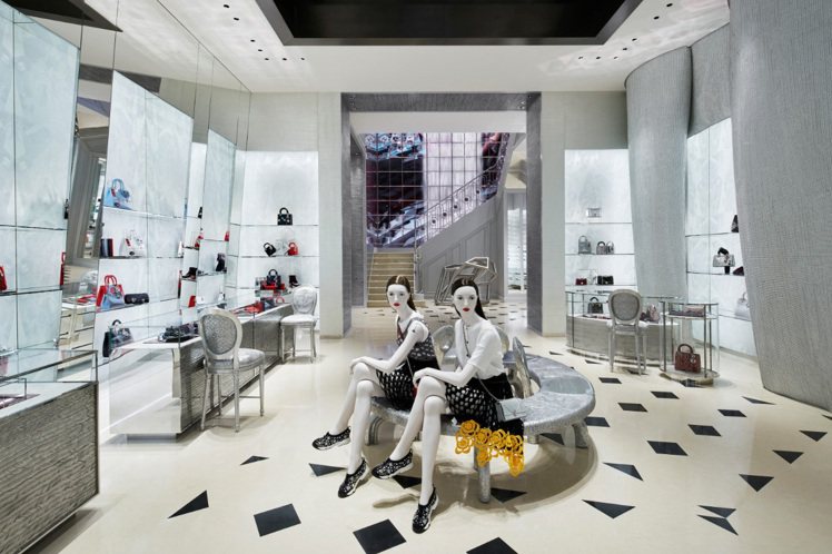 Dior國貿旗艦大店內裝出自為無數精品店操刀的知名設計師Peter Marino，，借鏡Dior巴黎蒙恬大道花都總店，延續合精品與藝術的風格。圖／Dior提供