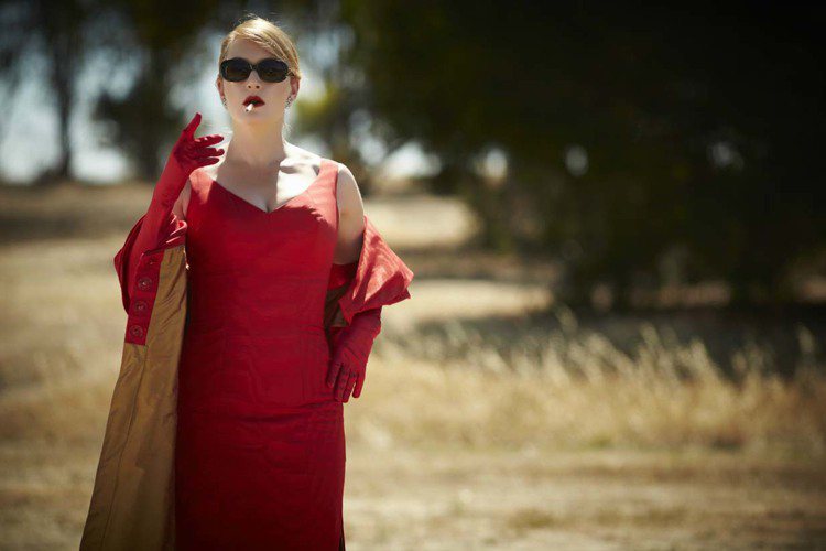 凱特溫絲蕾在《惡女訂製服》中造型多變，「愛美又驕傲的嘴臉」創造出不少笑點。※ 提醒您：抽菸，有礙健康。圖／威視電影提供