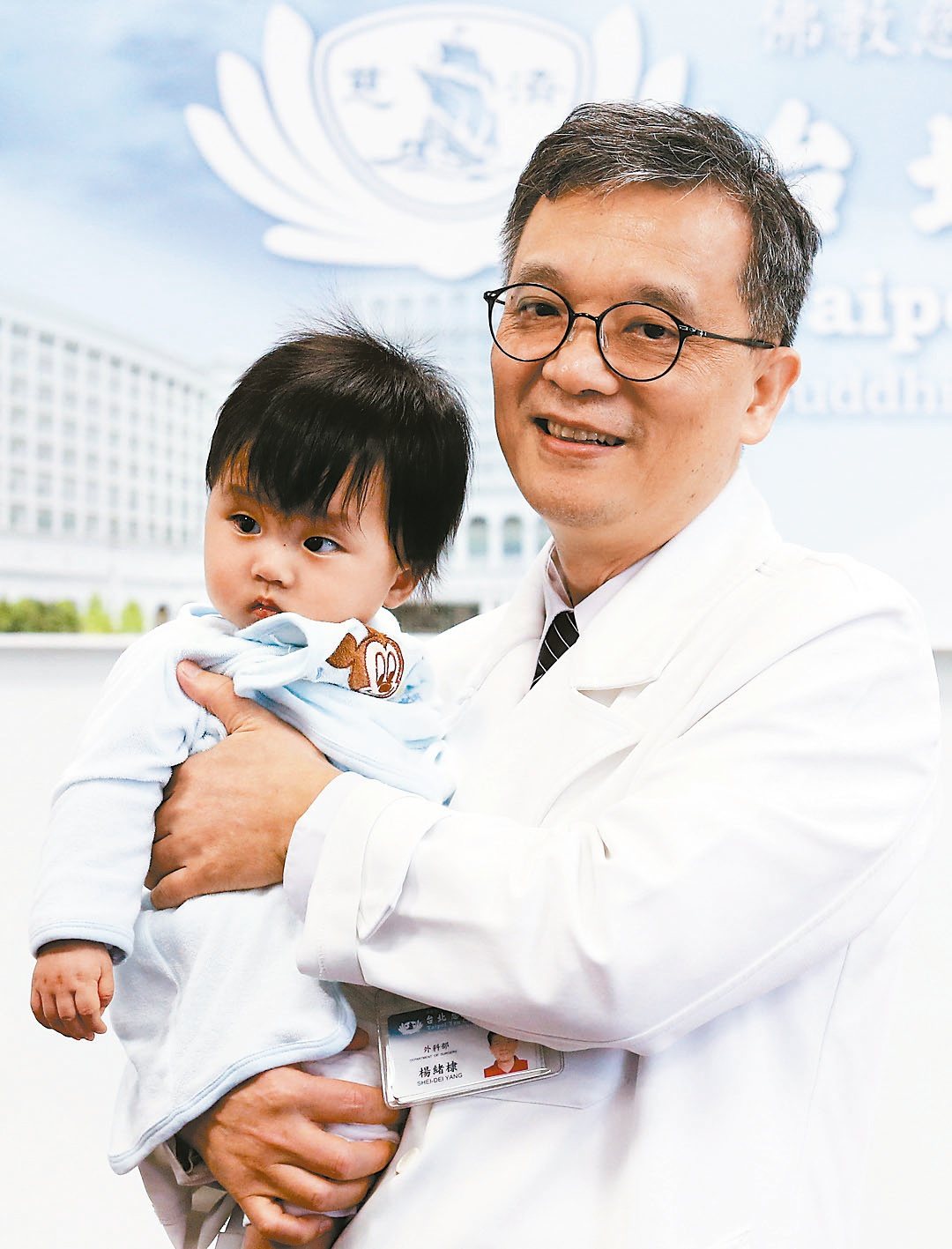 台北慈濟醫院泌尿科主任楊緒棣(右)成功替新生兒黃小弟(左)執行腎部迷你微創手術。