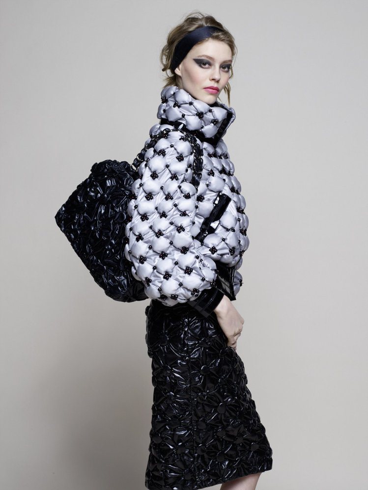 2015年秋冬Chanel推出如此美麗而精緻的羽絨外套，時尚迷千萬別錯過了！圖/...