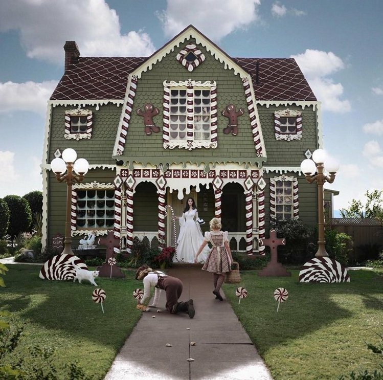 美國洛杉磯的藝術家兼攝影師麥克康乃爾（Christine McConnell）發揮創意，將父母的房子建造成「真實版薑餅屋」。圖／截取自Instagram