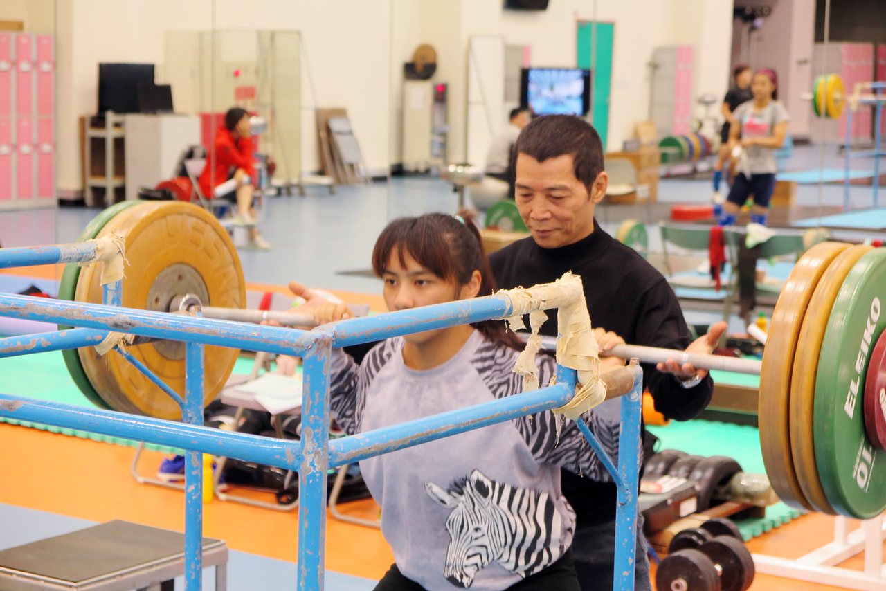 奧運舉重銅牌蔡溫義（後）在國訓中心訓練選手也會示範動作，維持簡單的運動，是他的養生方法之一。