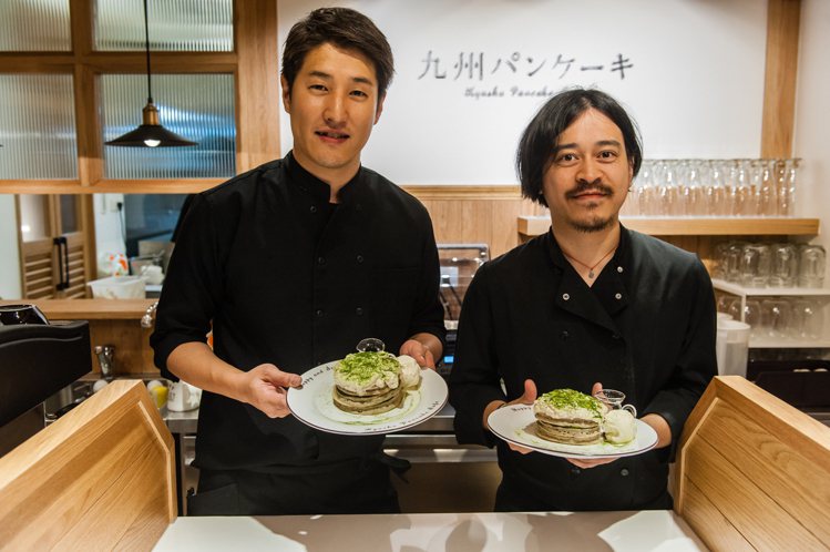 九州鬆餅日本師傅-桑畑宣孝先生(左)、山下宏和先生(右)。圖／Kyushu Pancake提供