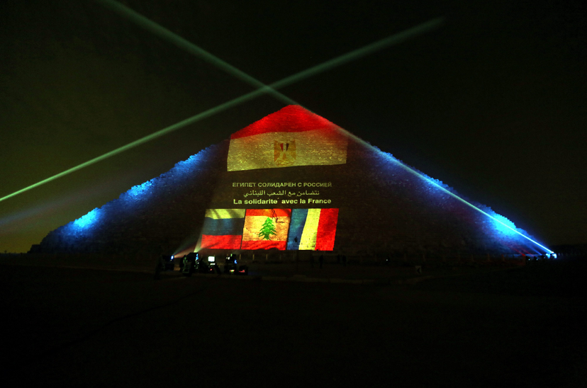 埃及的吉薩大金字塔打出了「集氣燈光秀」：由上而下分別為俄羅斯（西奈空難）、黎巴嫩...