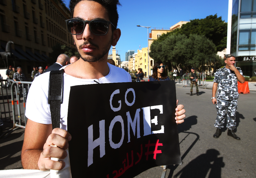 「滾回家」「#拒絕任期延長」，2015年10月在國會議場外抗議的黎巴嫩青年。 圖...