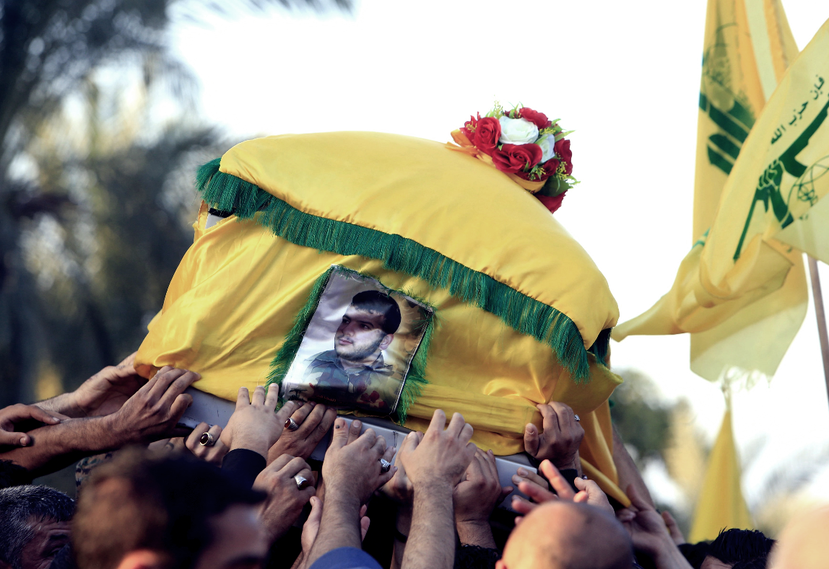 真主黨的支持群眾，為在敘利亞前線犧牲的「陣亡將士」送葬。支持敘利亞阿薩德政府的真...